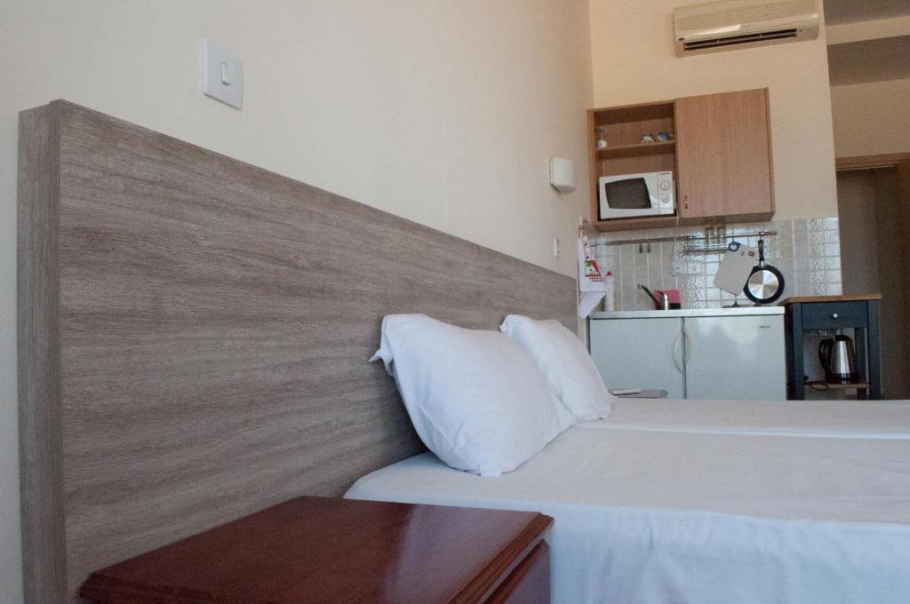 拉纳卡塔克旅馆的卧室配有白色的墙壁床