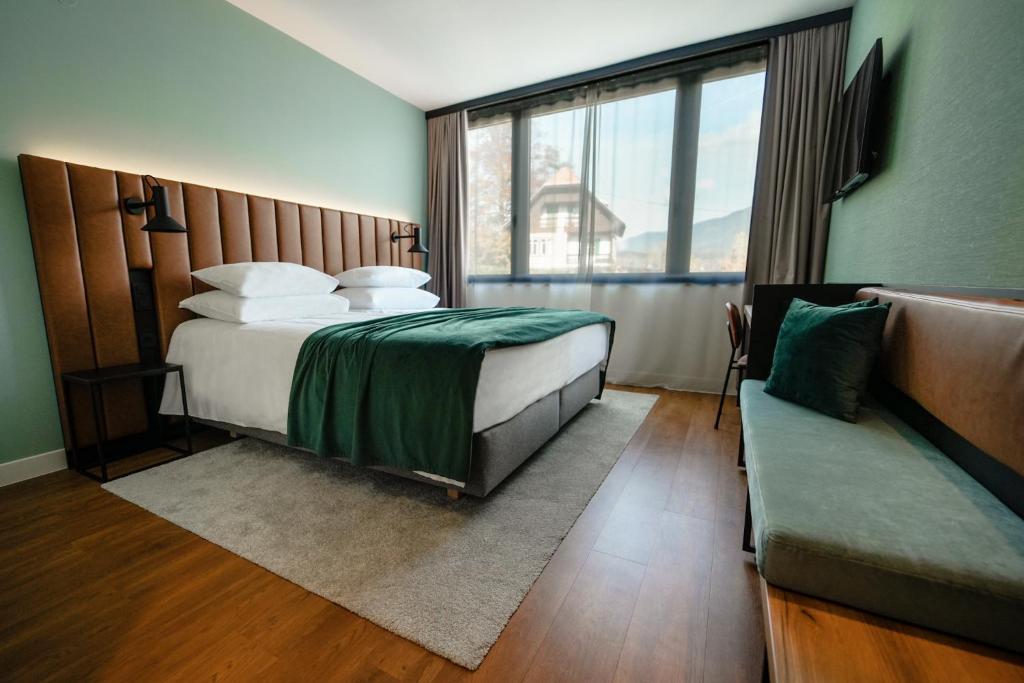 布莱德阿斯托亚高级酒店的酒店客房,配有床和沙发