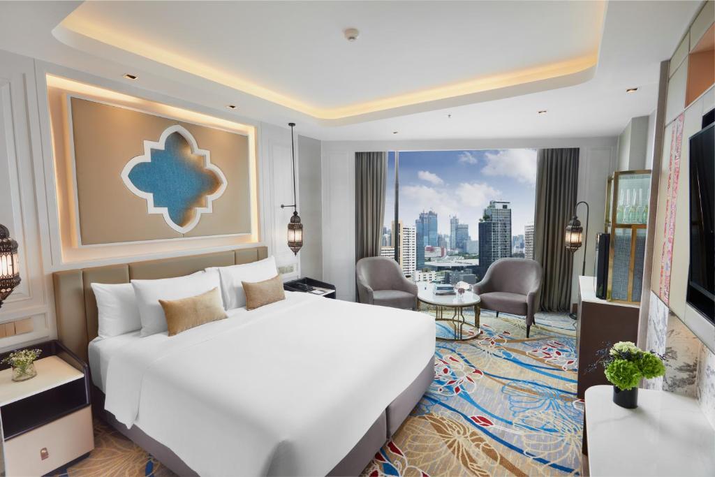 曼谷曼谷瓦利亞酒店 (Valia Hotel Bangkok)的酒店客房设有一张白色大床和一个大窗户。