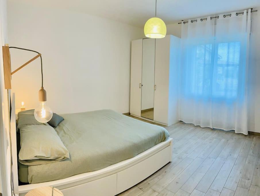 基耶蒂Terra Teatina B&B的白色的卧室设有床和窗户
