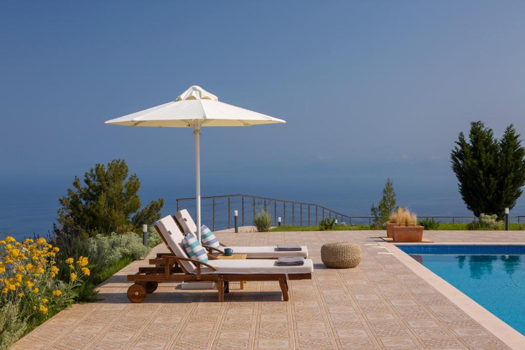 卡拉米锡Avraam Sunset Villas with Private Heated Pools by Imagine Lefkada的游泳池旁的椅子和遮阳伞