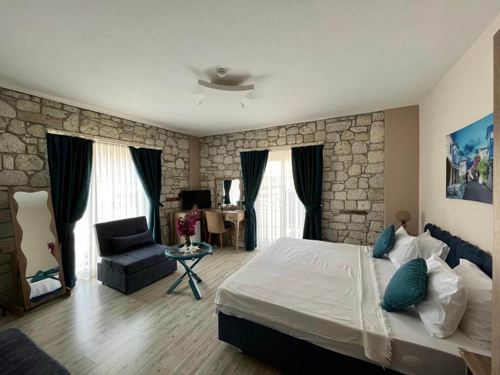 阿拉恰特F&G BUTİK HOTEL的一间卧室设有一张床和石墙