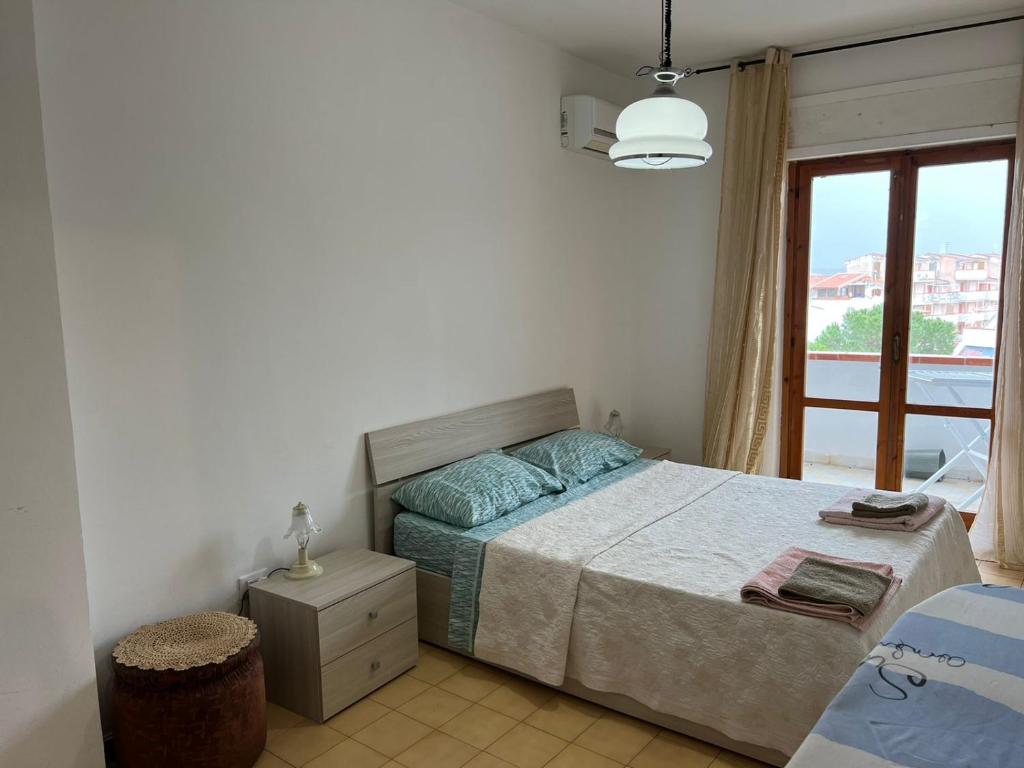 斯卡莱阿Appartamento Gabbiano的一间卧室设有一张床和一个窗口
