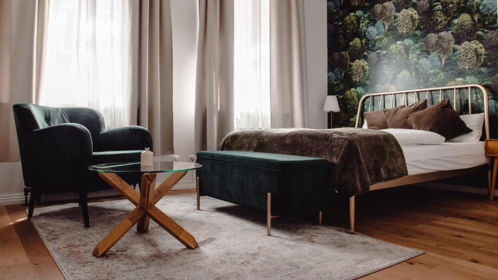 萨勒河畔哈雷Grâce Boutique Apartments的一间卧室配有一张床、一张沙发和一张桌子
