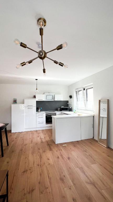 曼海姆2 ZKB Apartment in Mannheim的厨房配有白色橱柜和吊扇