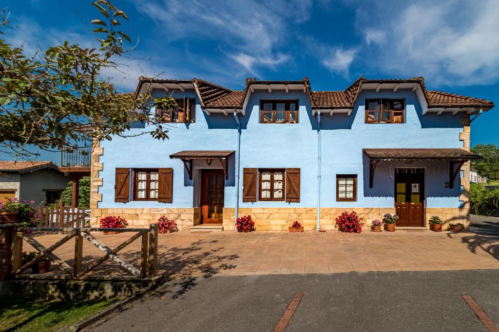 科维达La Casa de Mamasita的一座带车道的大型蓝色房屋