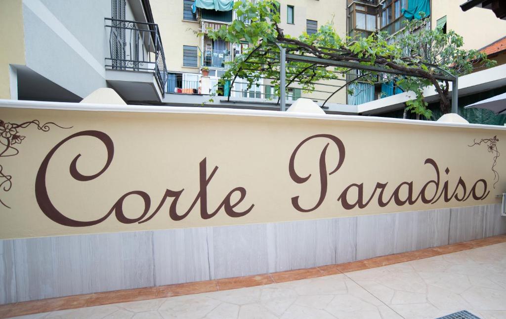 都灵Corte Paradiso的墙上读着桑博里亚咖啡馆的标语