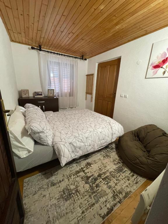 巴尼亚卢卡Krupa na Vrbasu - Krupski raj的一间卧室设有一张大床和木制天花板