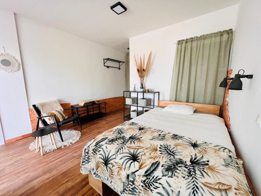 卢布尔雅那Sunny app的一间卧室配有一张床和一张书桌