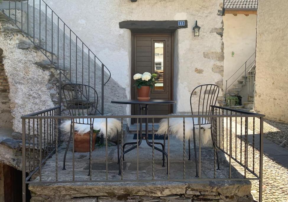 戈尔多拉Rustico Lucy的桌子和椅子,两只狗围在里面