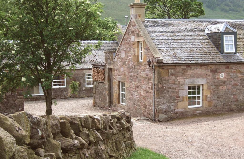 佩尼库克Eastside Byre - Family cottage in the Pentland Hills near Edinburgh的一座石墙的古老石屋