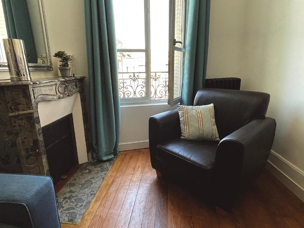 德勒Appartement cosy et lumineux centre-ville #4的客厅配有椅子和窗户