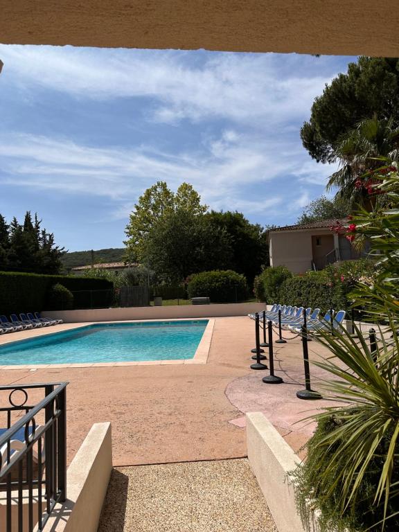 圣特罗佩Chez Garance à la Bouillabaisse的毗邻度假酒店的带躺椅的游泳池