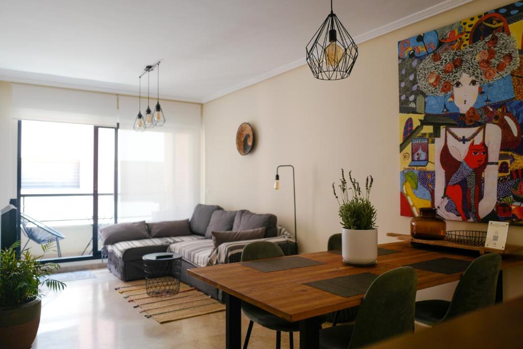 德尼亚La Faroleta Puerto的客厅配有桌子和沙发