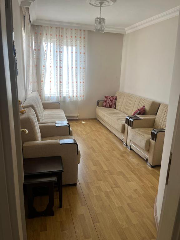 安塔利亚Deniz Gören Geniş Aile İçin Uygun Daire的客厅配有两张沙发和一张沙发