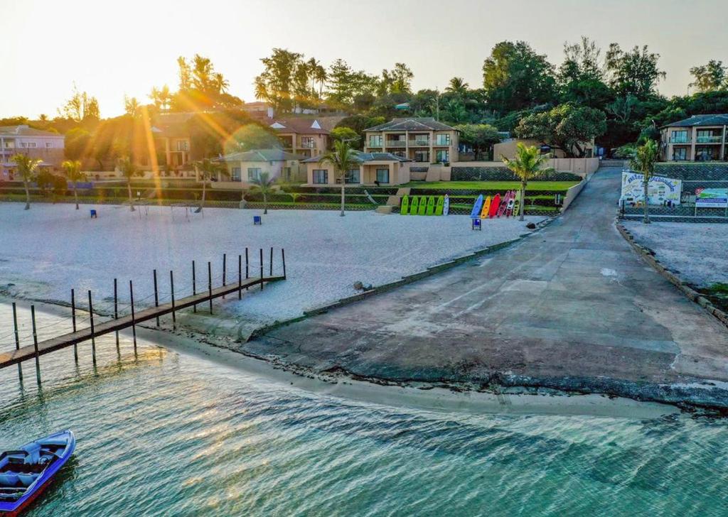普拉伊拉多比莱尼Bilene Lodge by Dream Resorts的海滩旁的水中小船