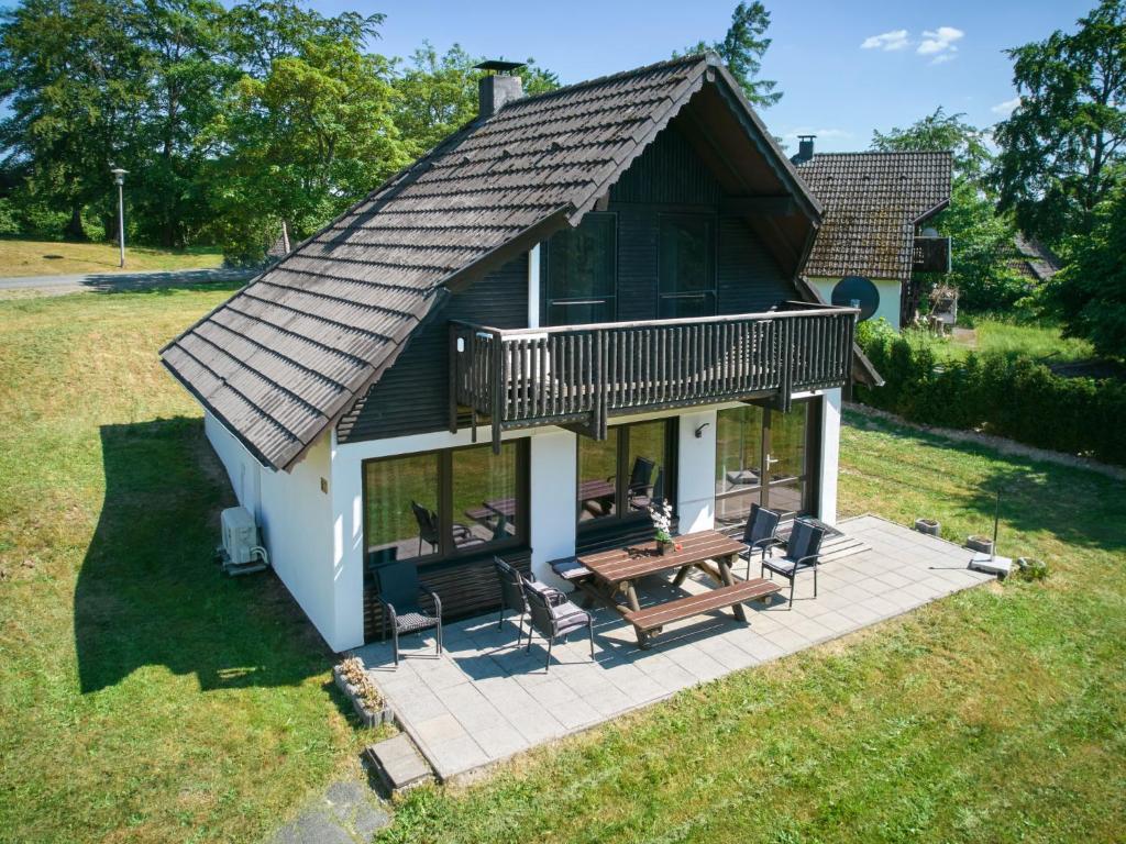弗兰克瑙Holiday Home Am Sternberg 97 by Interhome的小屋设有甲板和野餐桌