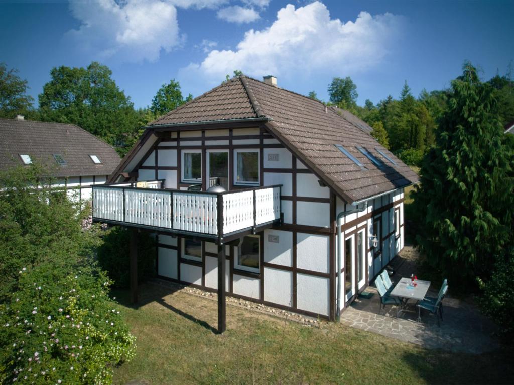 弗兰克瑙Holiday Home Am Sternberg 224-226 by Interhome的一个小房子,设有门廊和阳台
