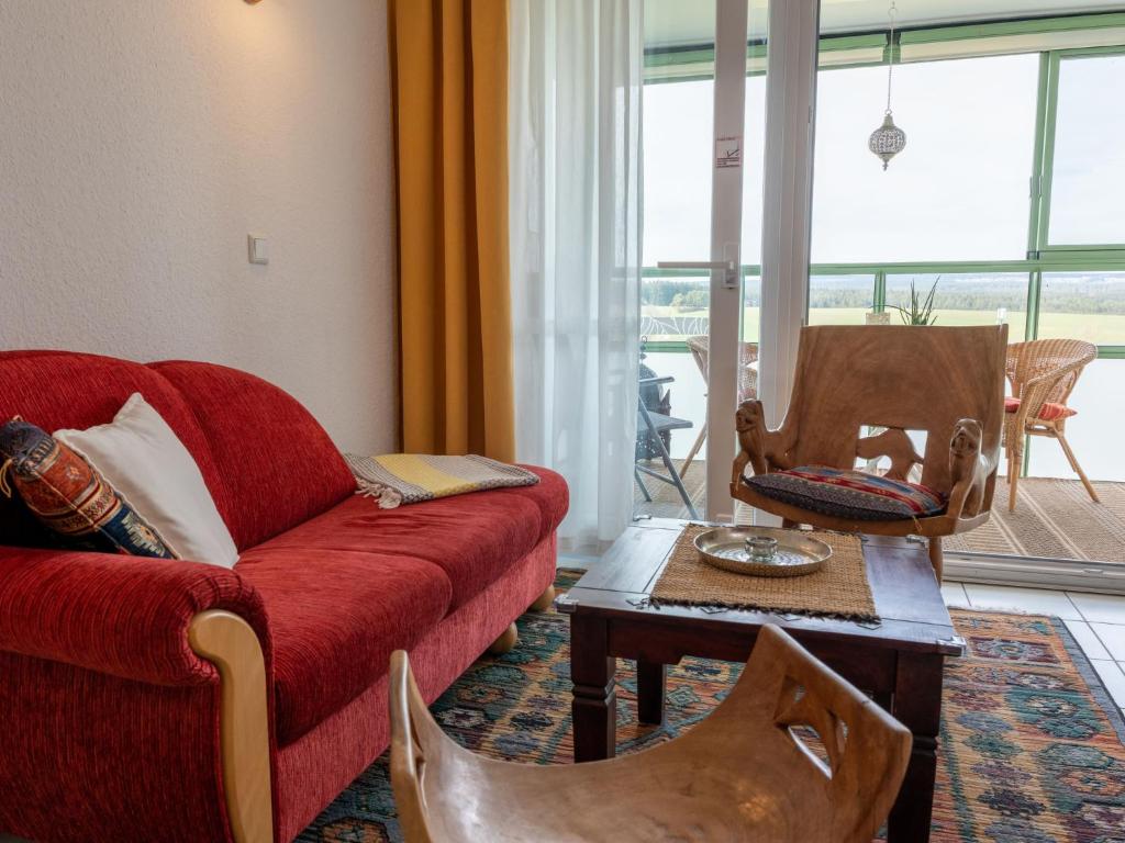 迪蒂斯豪森Apartment F 32 by Interhome的客厅配有红色的沙发和桌子