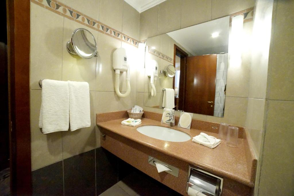安曼Amman Paradise Hotel的一间带水槽和镜子的浴室