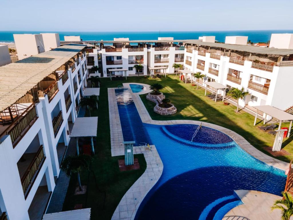 卡诺格布拉达Quality - Boas Vistas的享有公寓大楼空中美景,设有游泳池