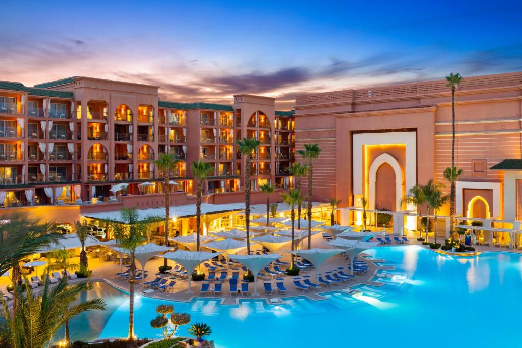 马拉喀什萨伏伊大酒店的享有带大型游泳池的度假村的空中景致