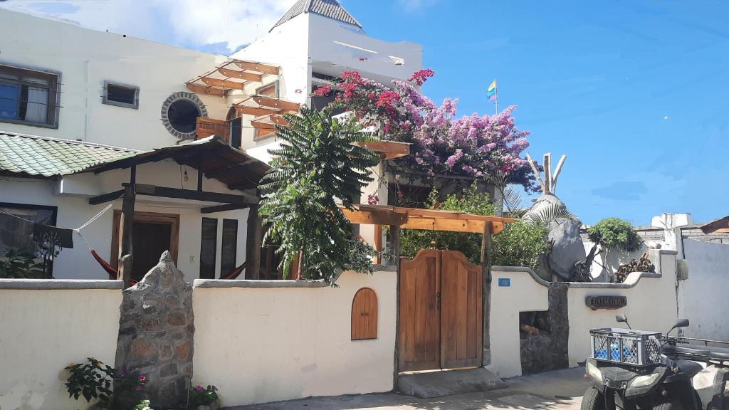 阿约拉港Alma de cedrela的白色的房子,有木门和鲜花
