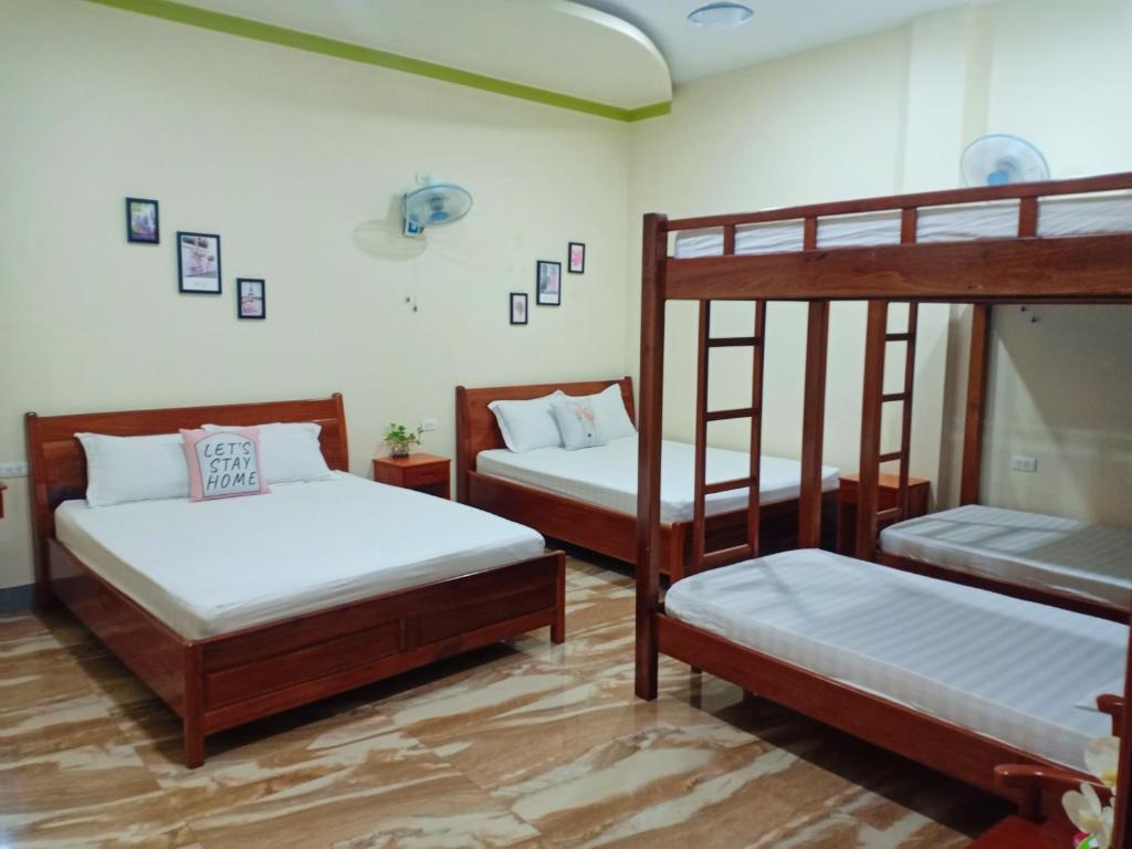 潘郎Đức Chính Hotel - Ninh Chu - Phan Rang的一间客房内配有两张双层床的房间