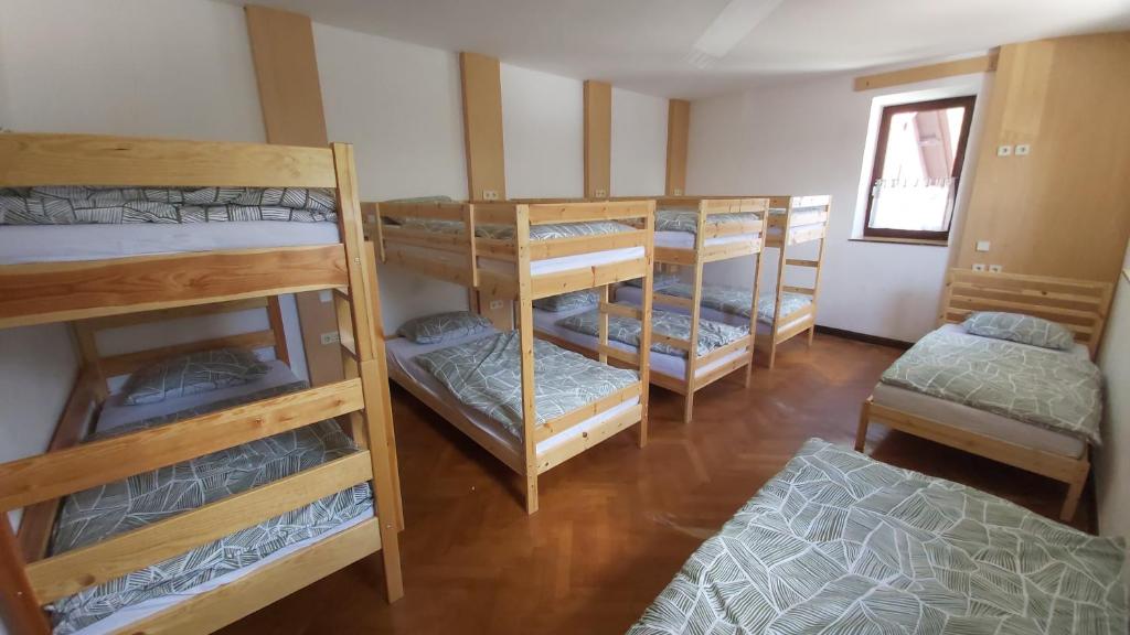 莫斯特拉纳Hostel in picerija Špajza的客房内的一组双层床