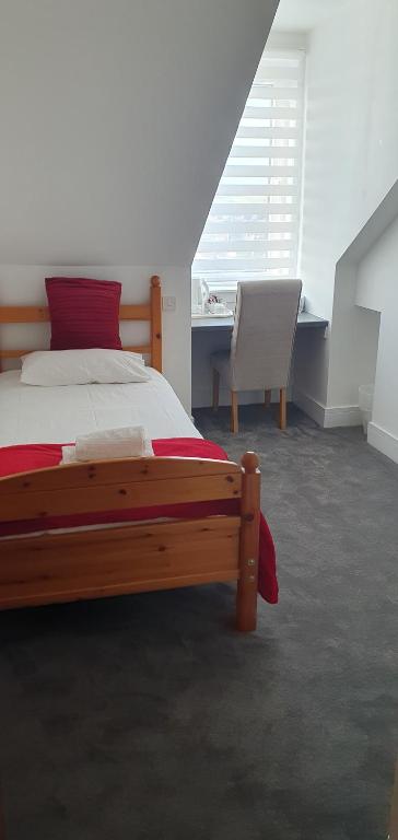 阿伯丁格拉尼特城旅馆的一间卧室配有一张床、一张桌子和一把椅子