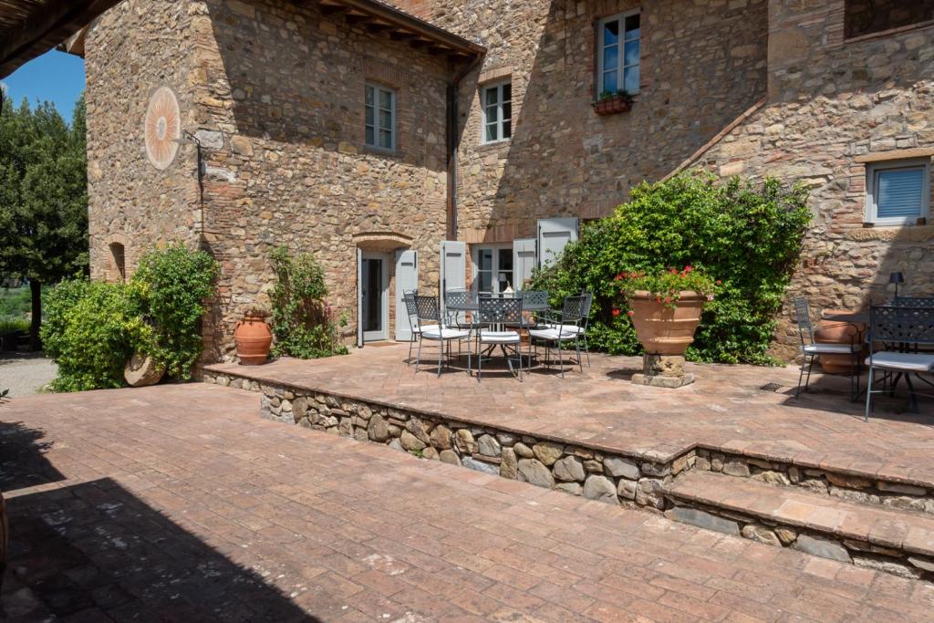 波吉邦西Casale di Villore的石头建筑前的庭院