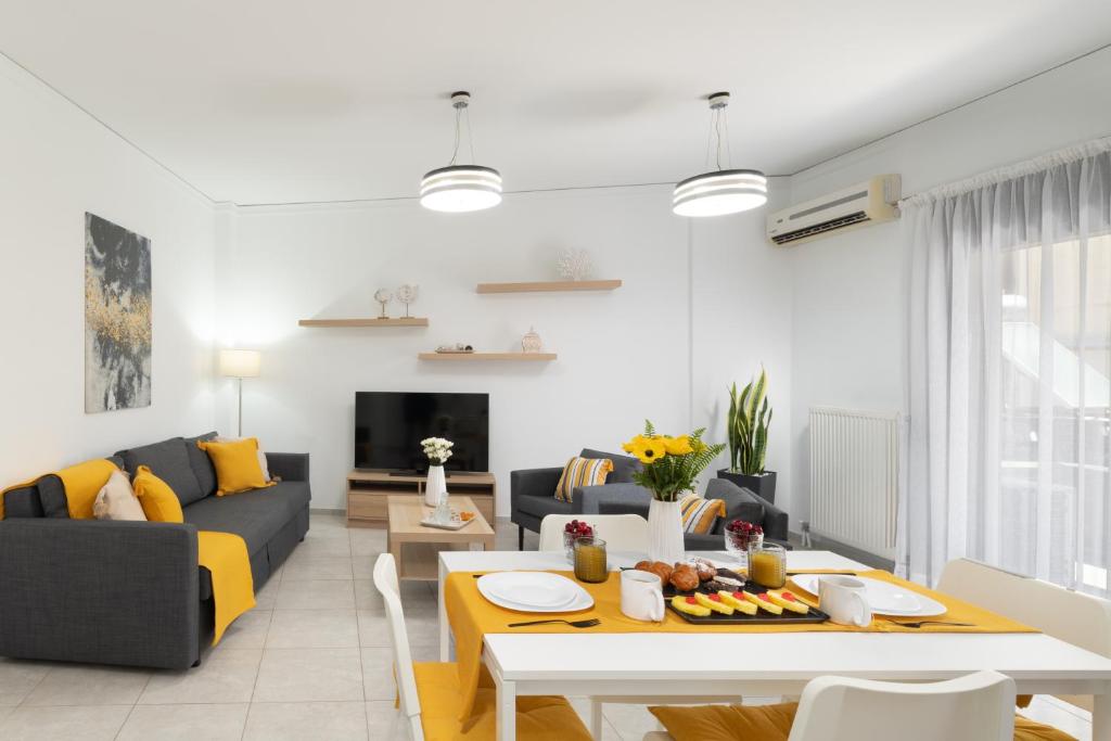 海若克利欧Korai City Vibes的客厅配有沙发和桌子