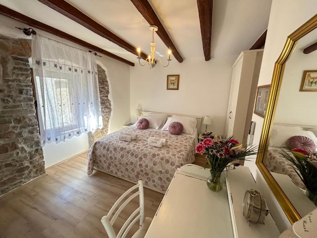 DragućCasa Stella的一间卧室配有一张床、一张桌子和一面镜子