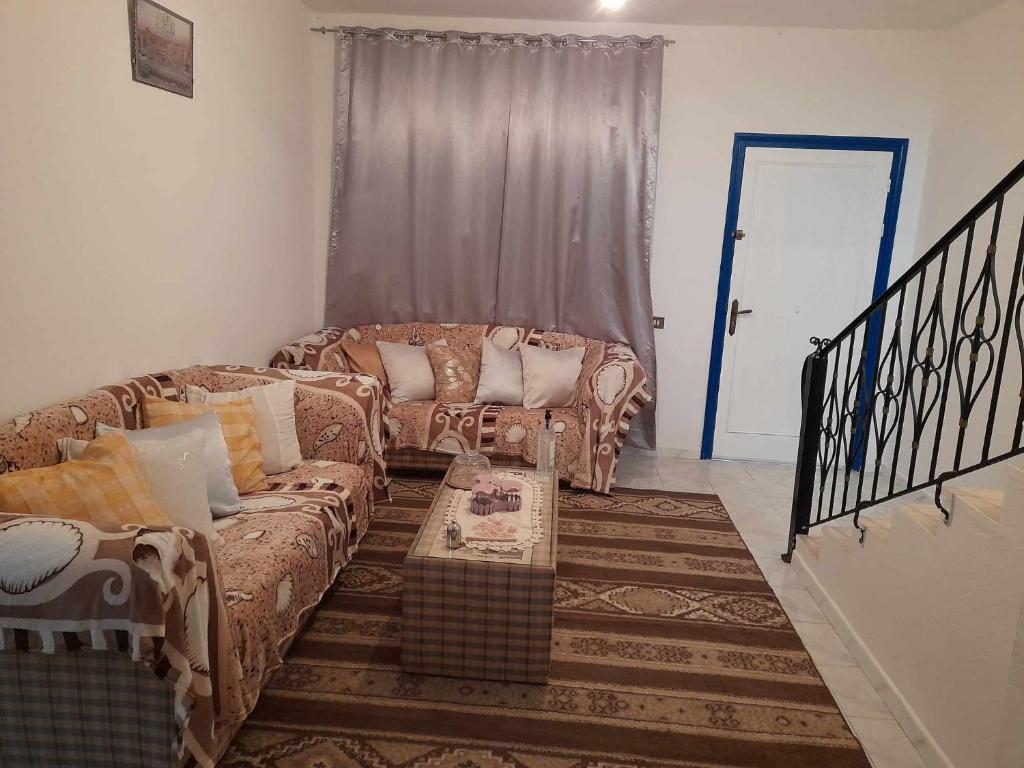 海尔盖莱Maison à Hergla, Sousse, Tunisie的客厅配有两张沙发和一张桌子