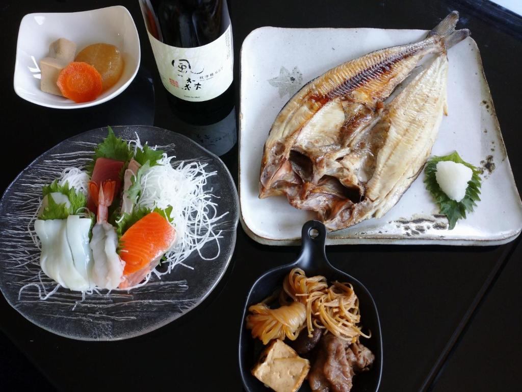 网走市Abashirikai no Taiyo - Vacation STAY 14415的餐桌上放着鱼片