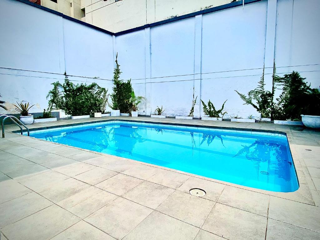 卡利圣洛朗酒店的大楼里的一个大型蓝色游泳池