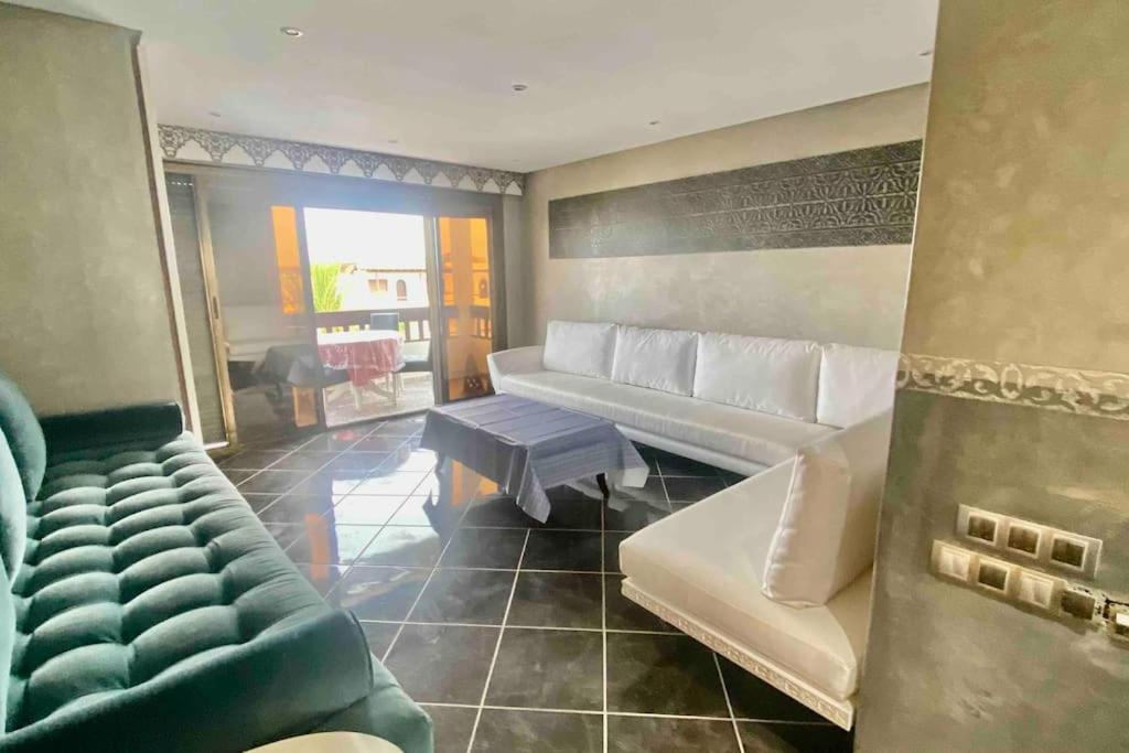 卡博尼格洛Bahia del cabo的客厅配有沙发和桌子