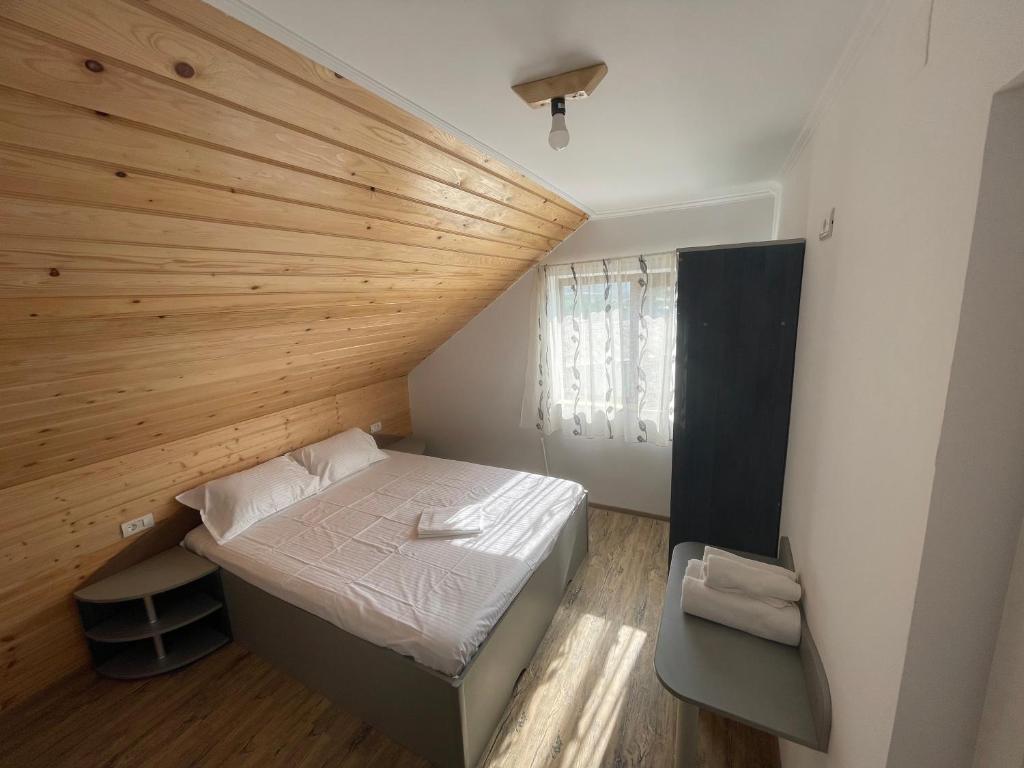EnisalaCasa Enisala的小房间设有床铺和木制天花板