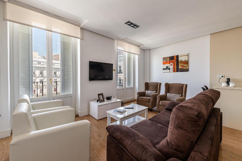 马德里BNBHolder Apartamentos en Sol Deluxe 1的带沙发和电视的客厅