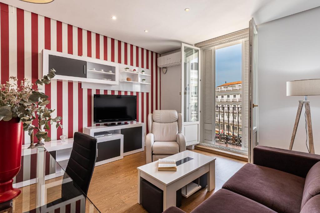 马德里BNBHolder Apartamentos en Sol Superior 2的客厅设有红色和白色条纹墙