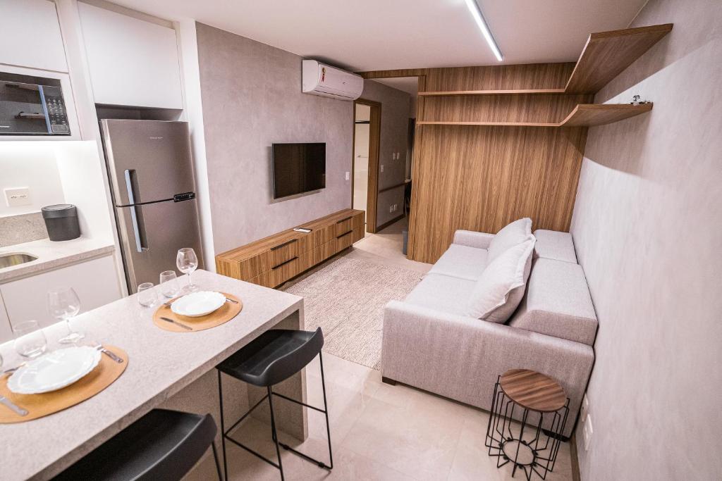 巴西利亚Apartamento novo de alto padrão e aconchegante#223的带沙发和桌子的小客厅