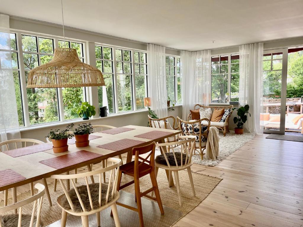 科尔莫登Villa Rye Street Kolmården的一间带桌椅和窗户的用餐室