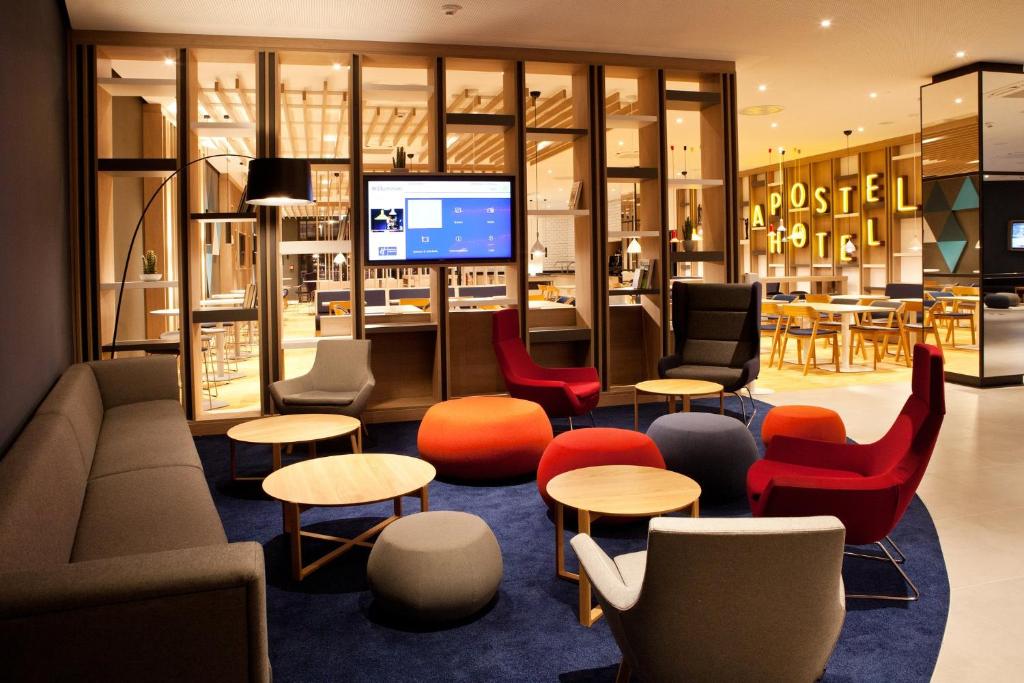 波鸿Holiday Inn Express Bochum, an IHG Hotel的商店的大堂,有五颜六色的椅子和桌子