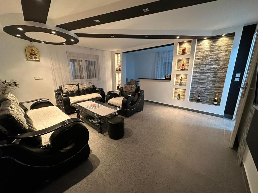 哥鲁拜克ANGELIKATOS的客厅配有黑色家具和大窗户