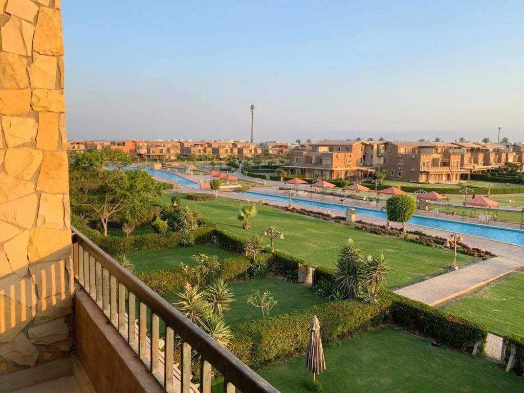 艾因苏赫纳Marina Wadi Degla Resort Families Only的设有一个享有泳池美景的阳台。