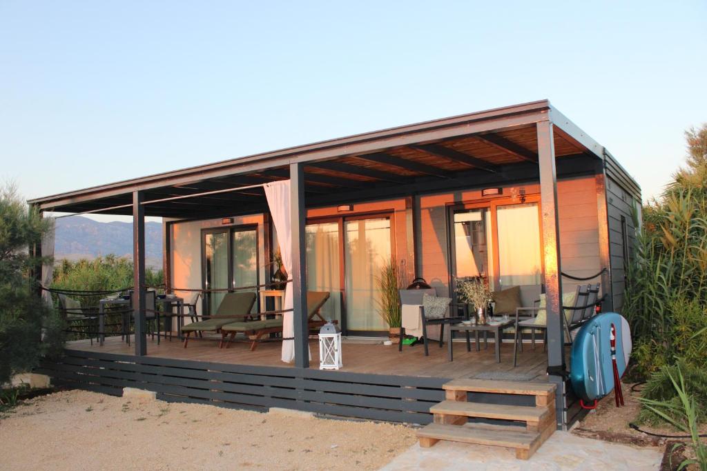 科兰Sha-Shaaa Luxury Mobile Home - Terra Park SpiritoS的房屋设有桌椅甲板