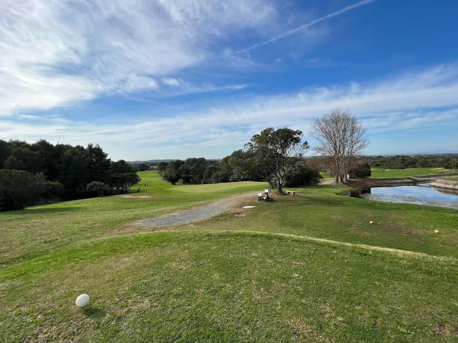 贝济耶App Le Golf T3 terrasse wifi pkg的草地上带高尔夫球的高尔夫球场