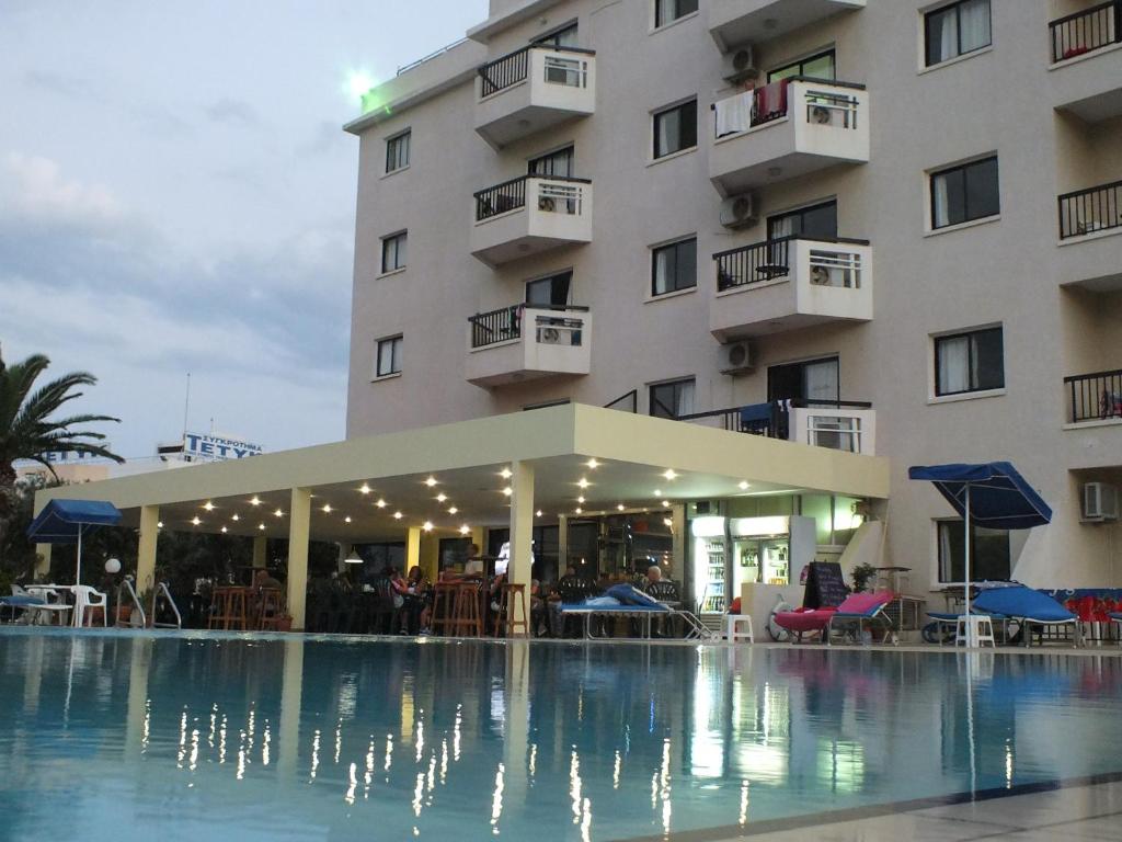 普罗塔拉斯里瓦斯公寓酒店的大楼前设有游泳池的酒店