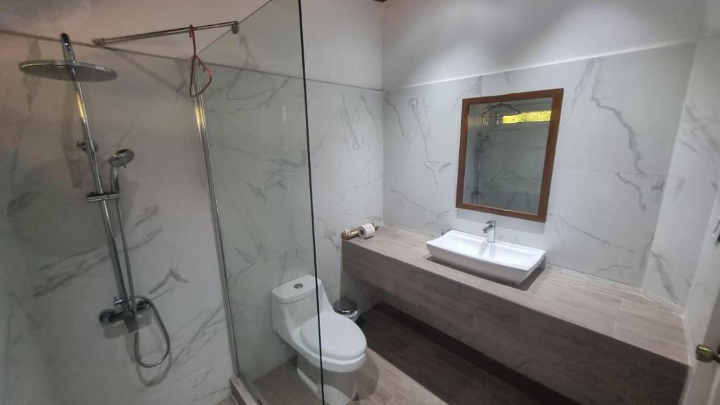 巴里奥斯港Hotel MarBrissa的浴室配有卫生间、盥洗盆和淋浴。