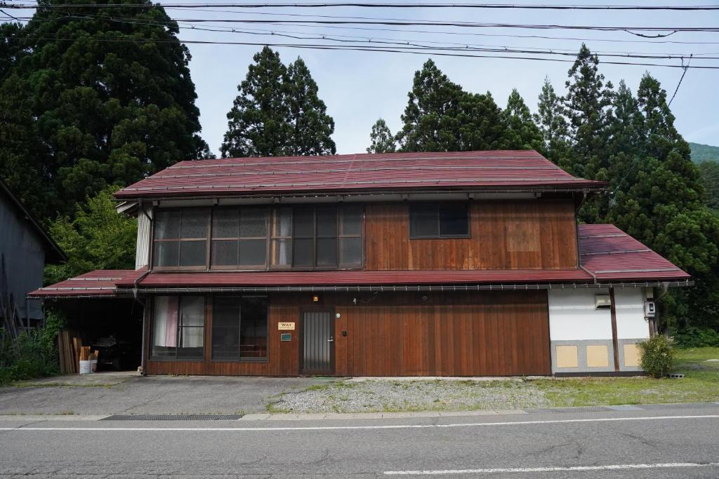 白川村WAY SHIRAKAWAGO - Private, Free Parking and Newly Opened 2022 WAY SHIRAKAWAGO的街上有红色屋顶的木屋